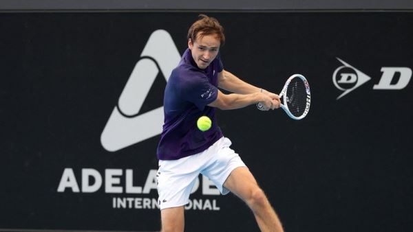 Медведев проиграл Джоковичу в полуфинале теннисного турнира в Аделаиде