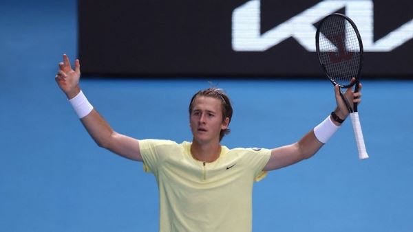 Обыгравший Медведева теннисист вышел в ¼ финала Australian Open
