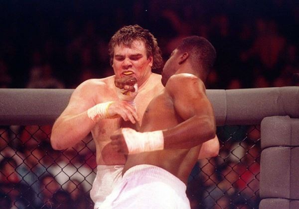 Первый турнир UFC – триумф насилия. Сумоисту ногой выбили зубы: они застряли в пятке соперника и едва не вызвали заражение